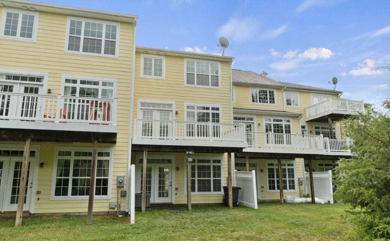 205 Monroe Point Dr - Photo 2 of 15