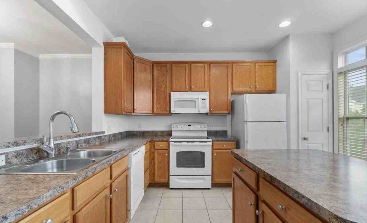 205 Monroe Point Dr - Photo 4 of 15