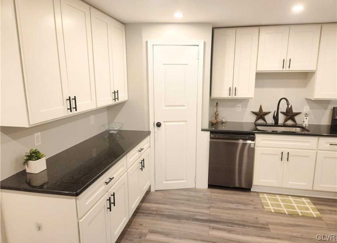 430 E Garrison St - Photo 2 of 12