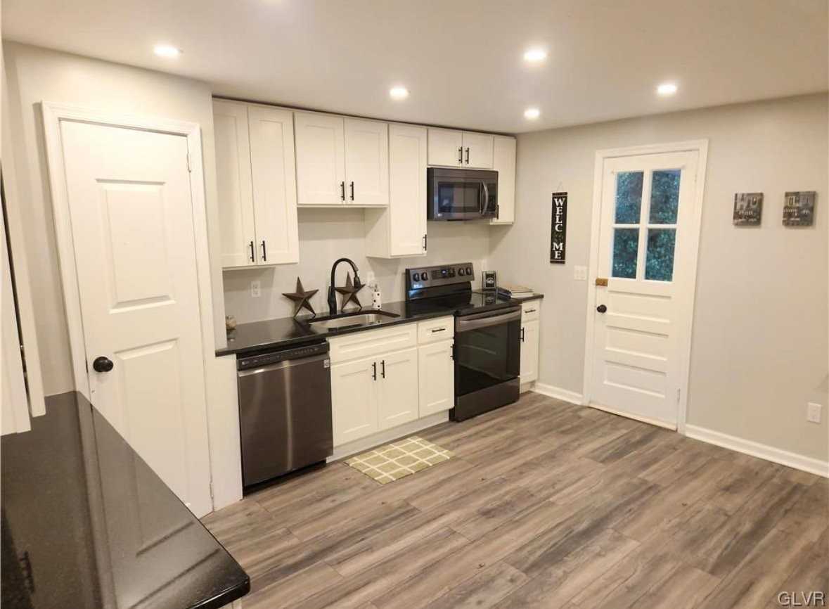 430 E Garrison St - Photo 3 of 12