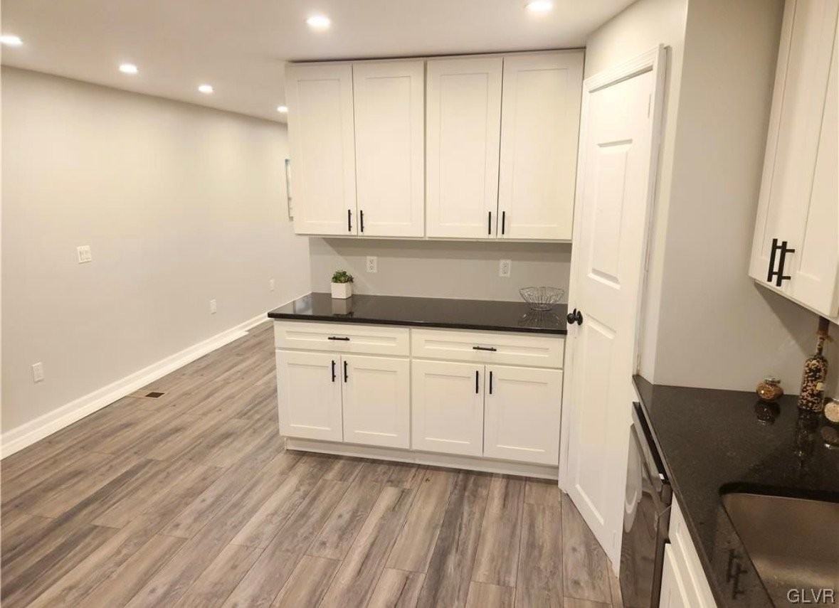 430 E Garrison St - Photo 4 of 12