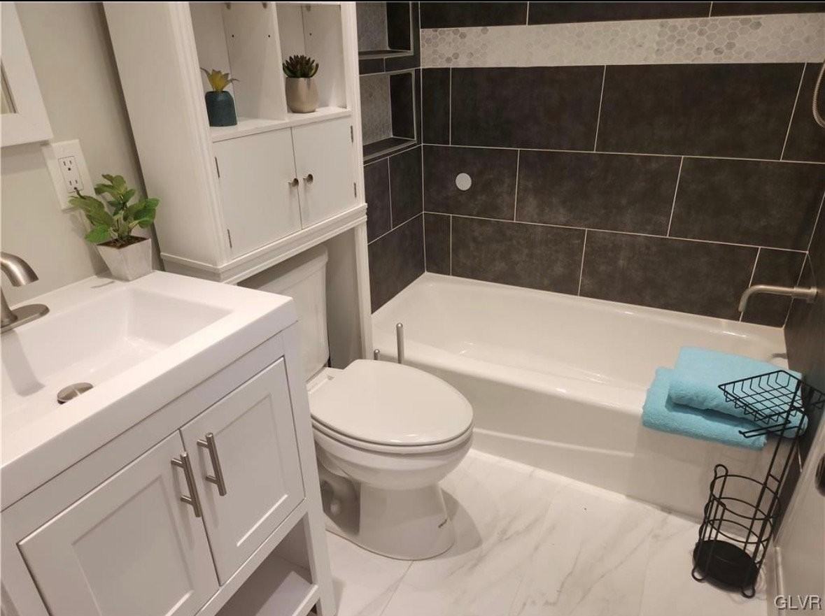 430 E Garrison St - Photo 5 of 12