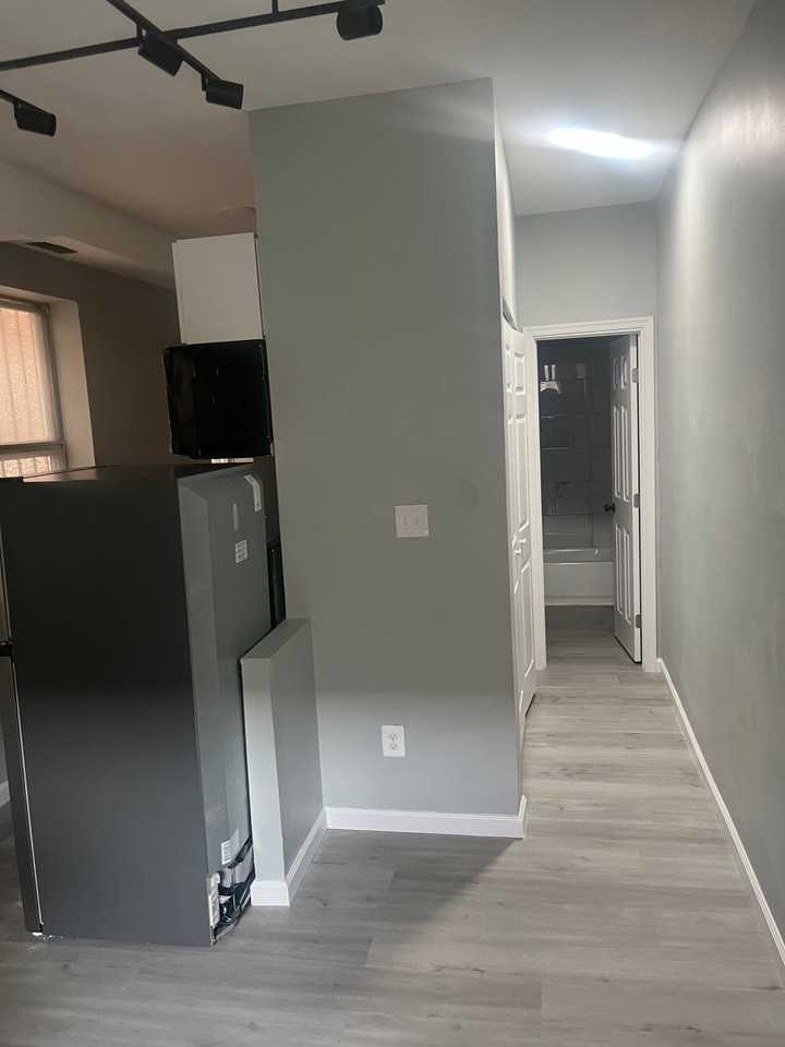 1027 W Baltimore St - Photo 3 of 4