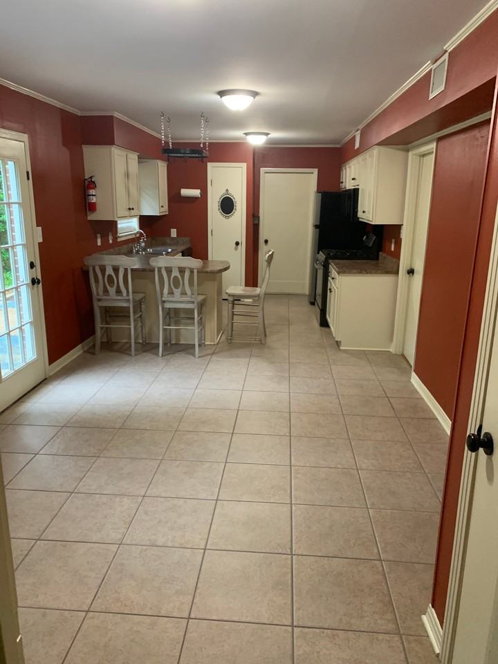 1006 Fribourg St - Photo 2 of 17