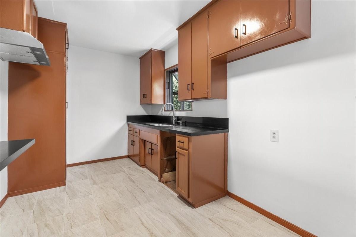 1127 Harrison Ave #A - Photo 3 of 16