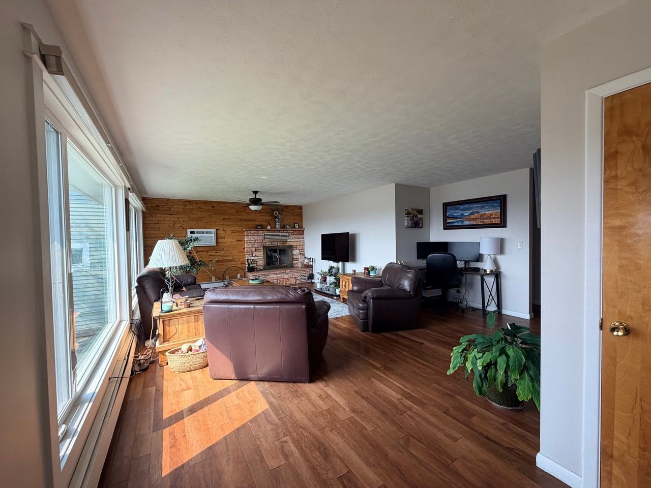 205 E Chinook St - Photo 2 of 19