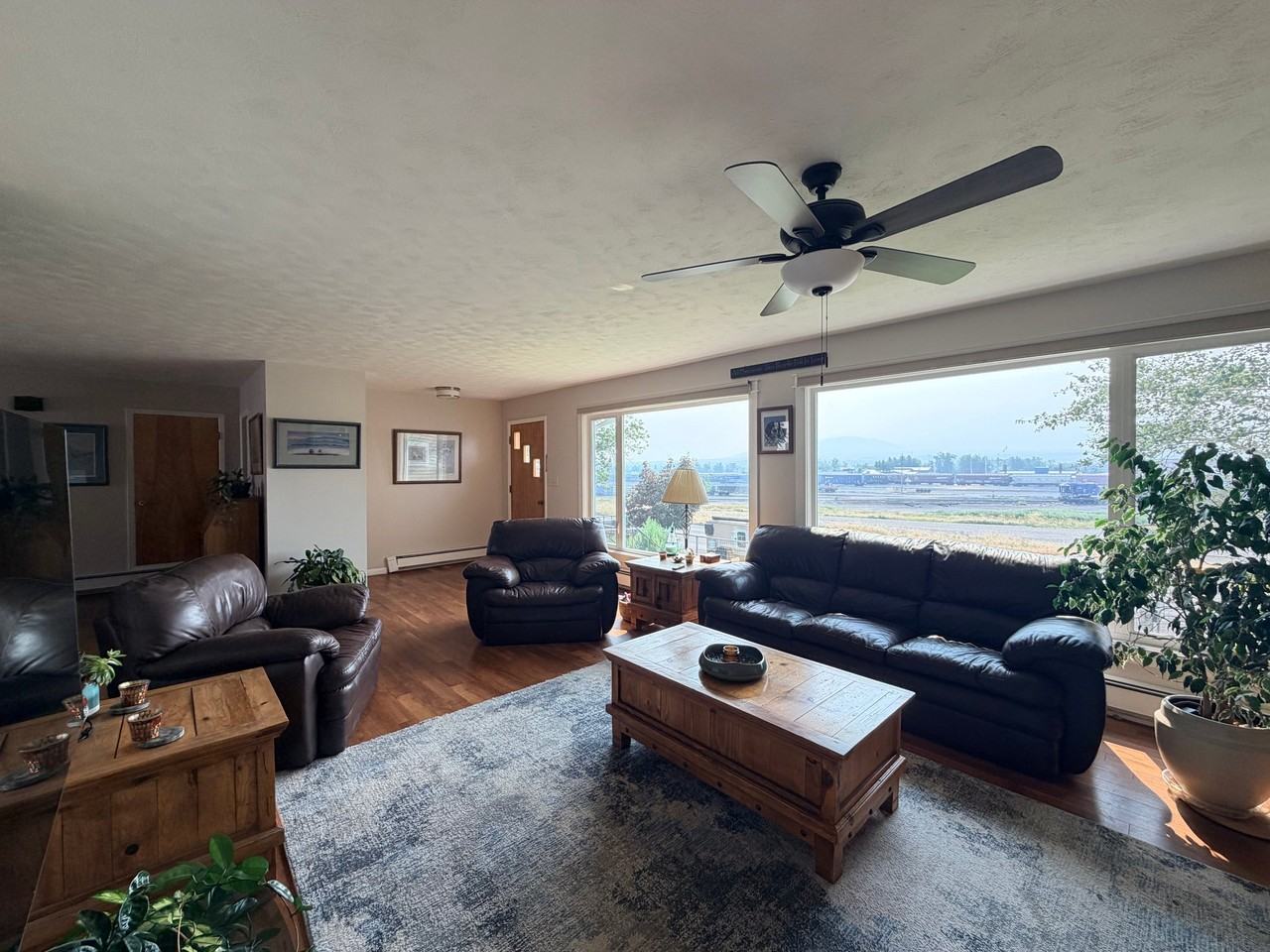 205 E Chinook St - Photo 4 of 19