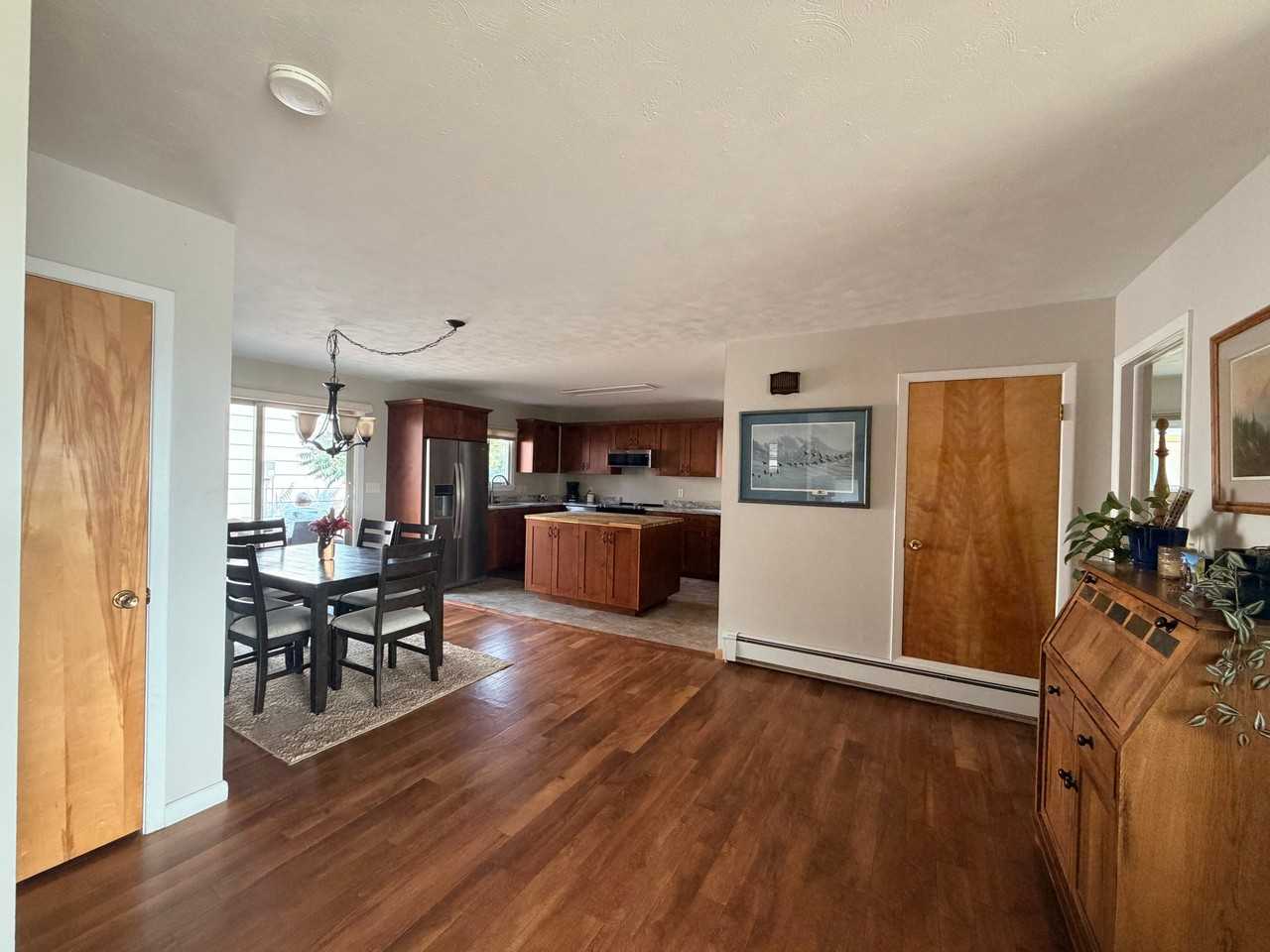 205 E Chinook St - Photo 6 of 19