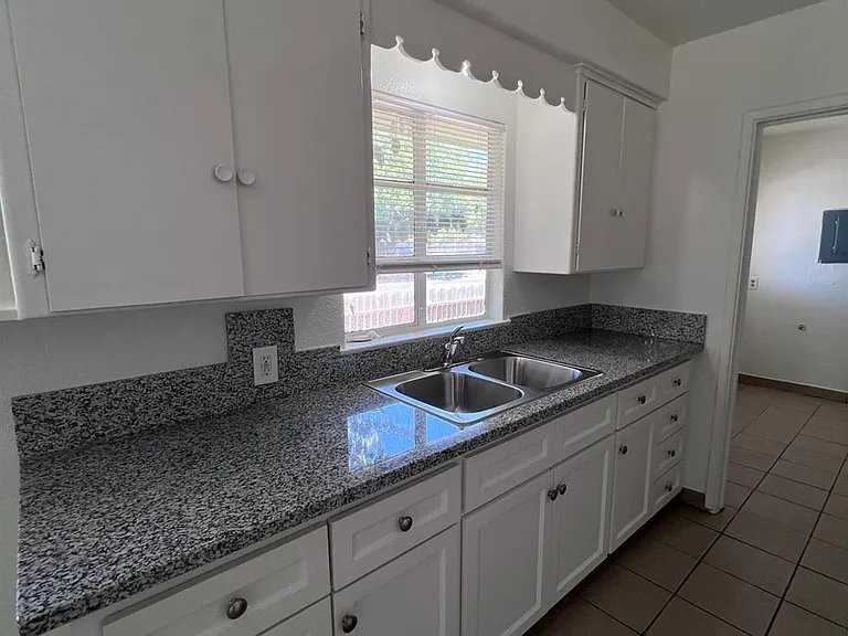 2905 E Lamona Ave - Photo 6 of 16