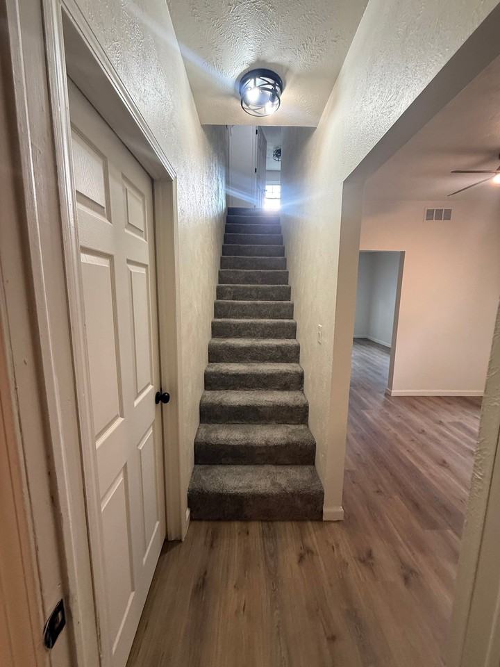 2332 N Ellis St - Photo 5 of 8
