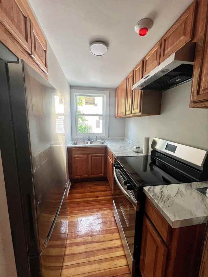 237 Cowden St #2R - Photo 7 of 8