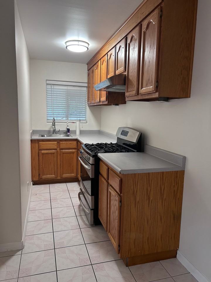 3749 N Charlotte Ave - Photo 3 of 9