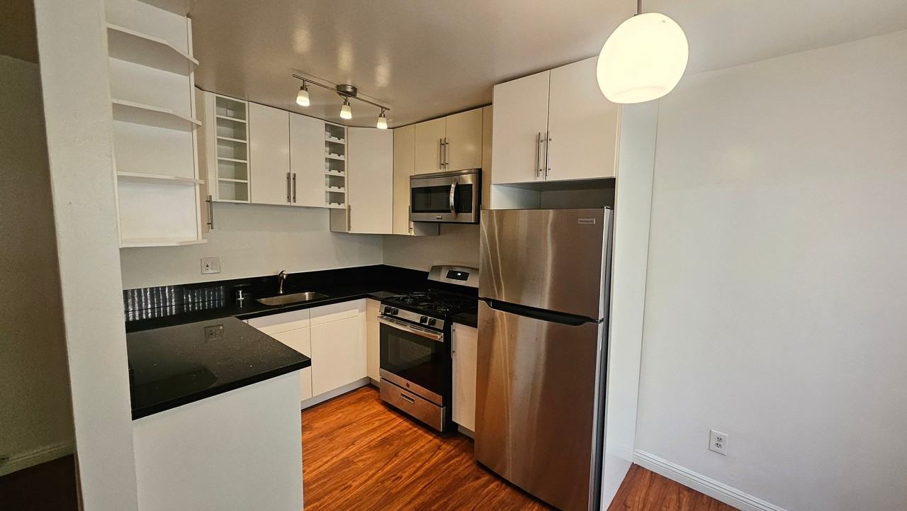 933 S Gramercy Dr #8 - Photo 3 of 9