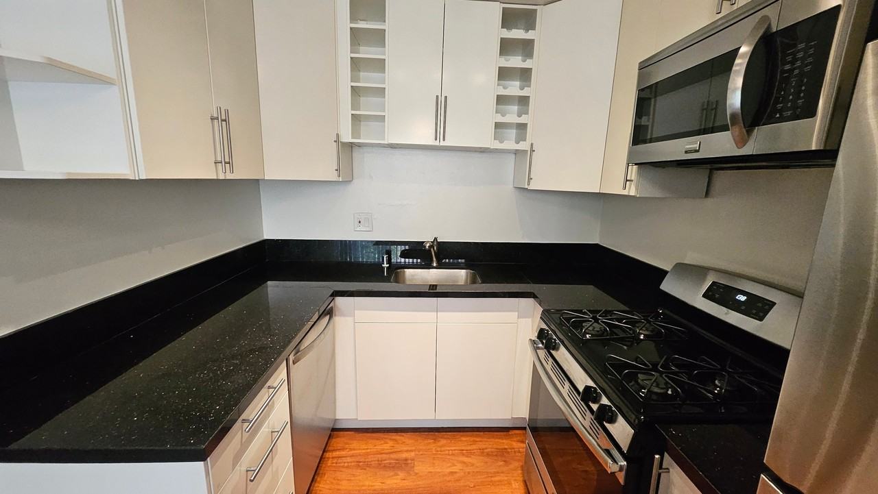 933 S Gramercy Dr #8 - Photo 4 of 9