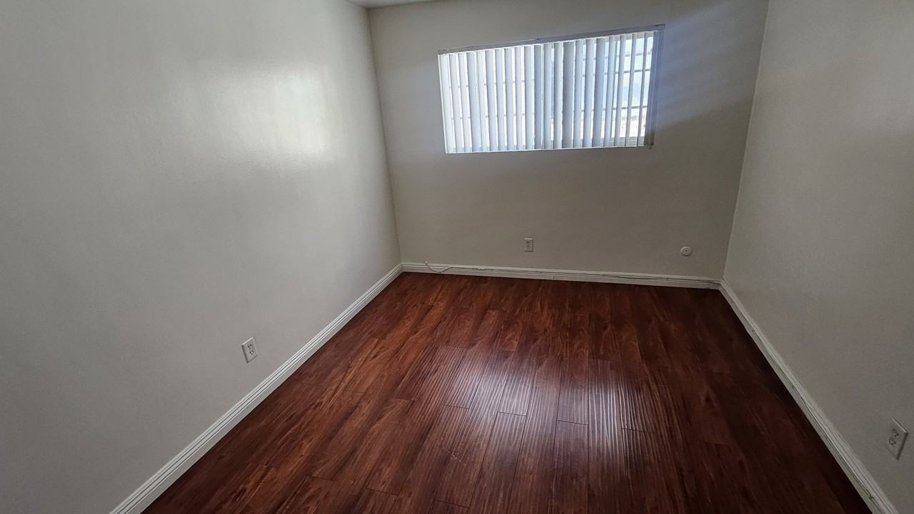 933 S Gramercy Dr #8 - Photo 5 of 9
