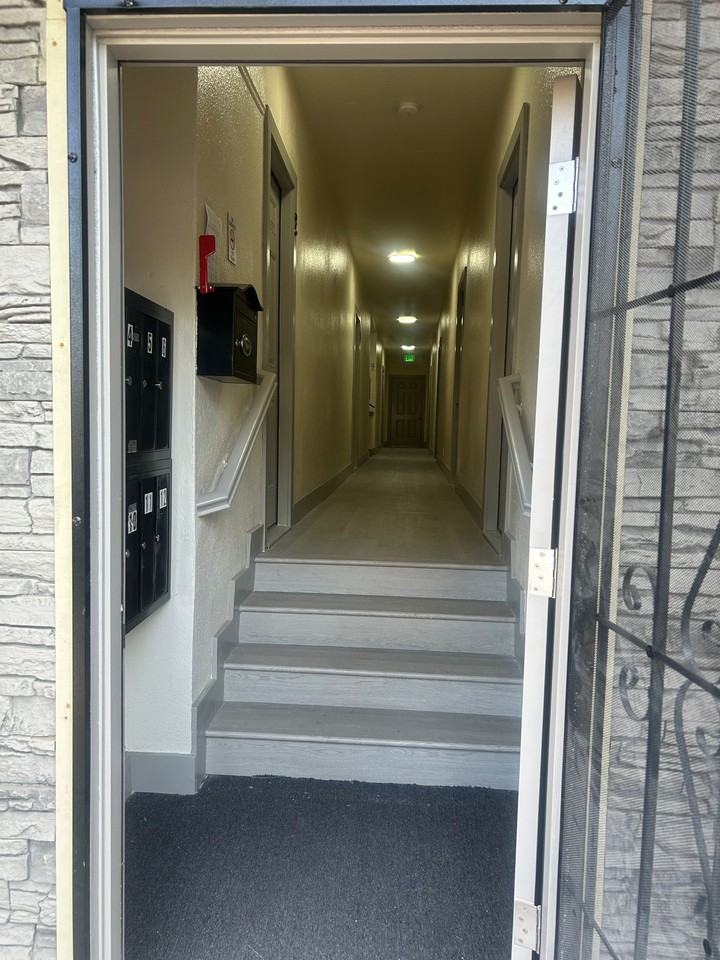 430 E Acacia St #1 - Photo 3 of 12