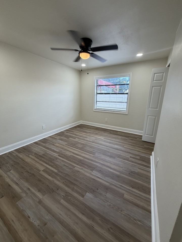 4201 49th St N #305 - Photo 5 of 10
