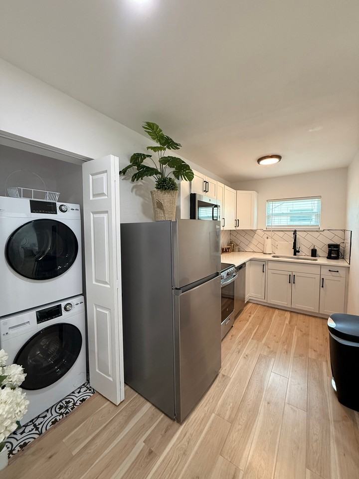 224 30th Ave N #D - Photo 3 of 9