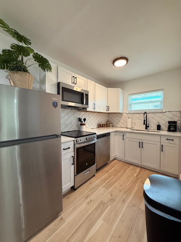 224 30th Ave N #D - Photo 4 of 9