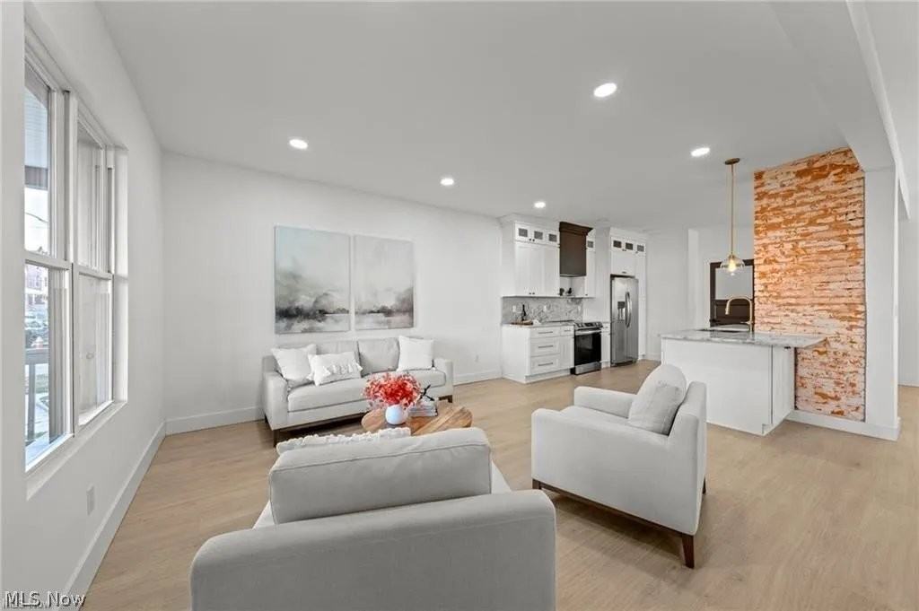 1422 W 77th St - Photo 4 of 20