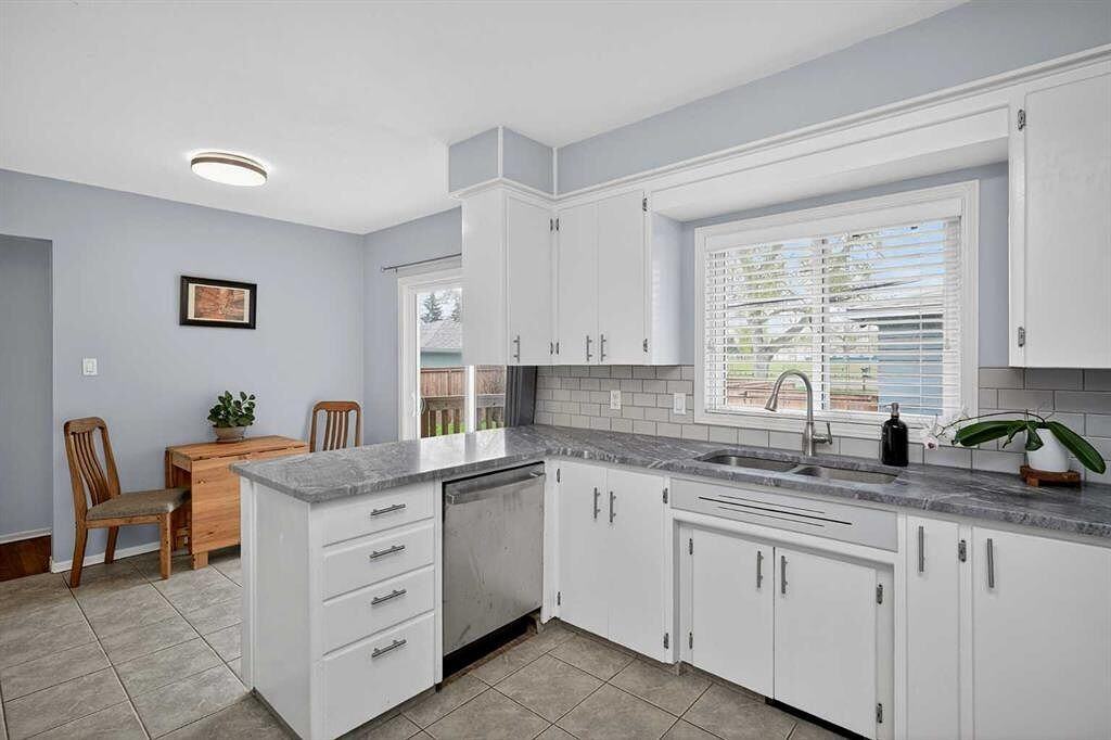 43 Coleridge Rd Nw - Photo 3 of 21
