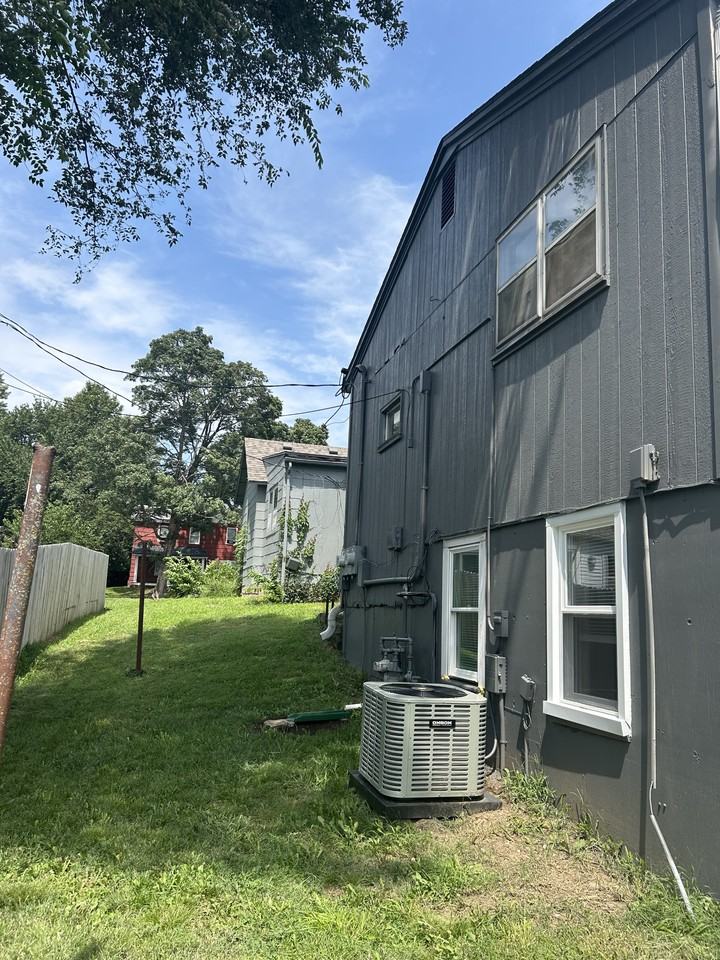 300 Zoll St #B - Photo 4 of 12