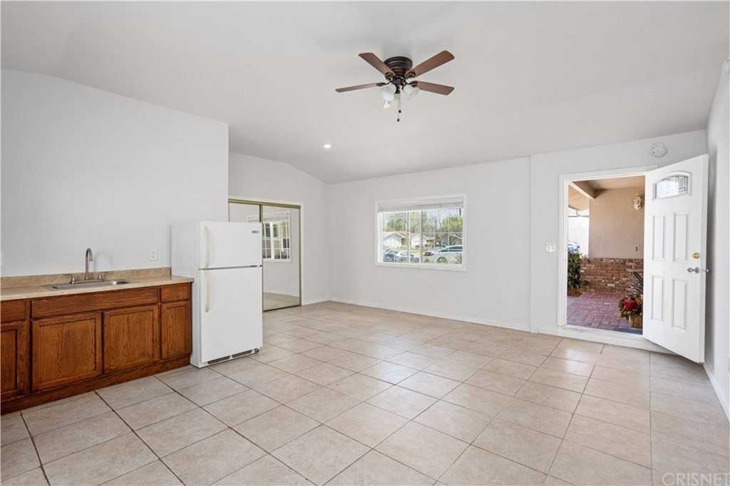 24126 Kittridge St #NA - Photo 3 of 7