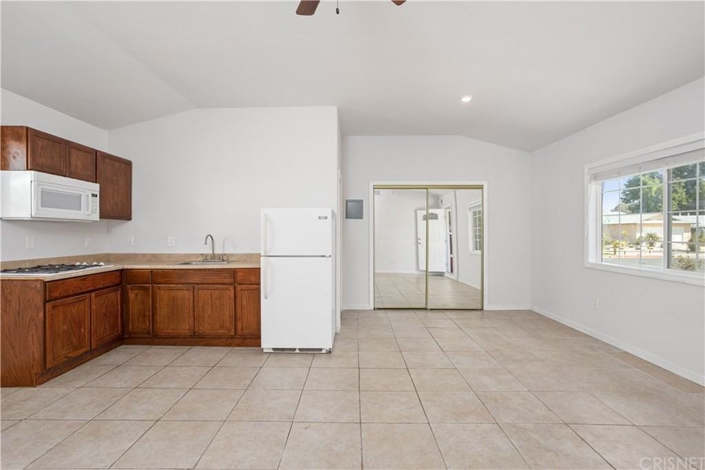 24126 Kittridge St #NA - Photo 4 of 7