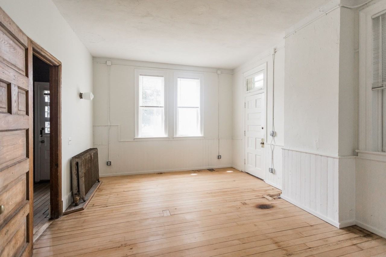 223 E Ferry Street - Photo 3 of 8