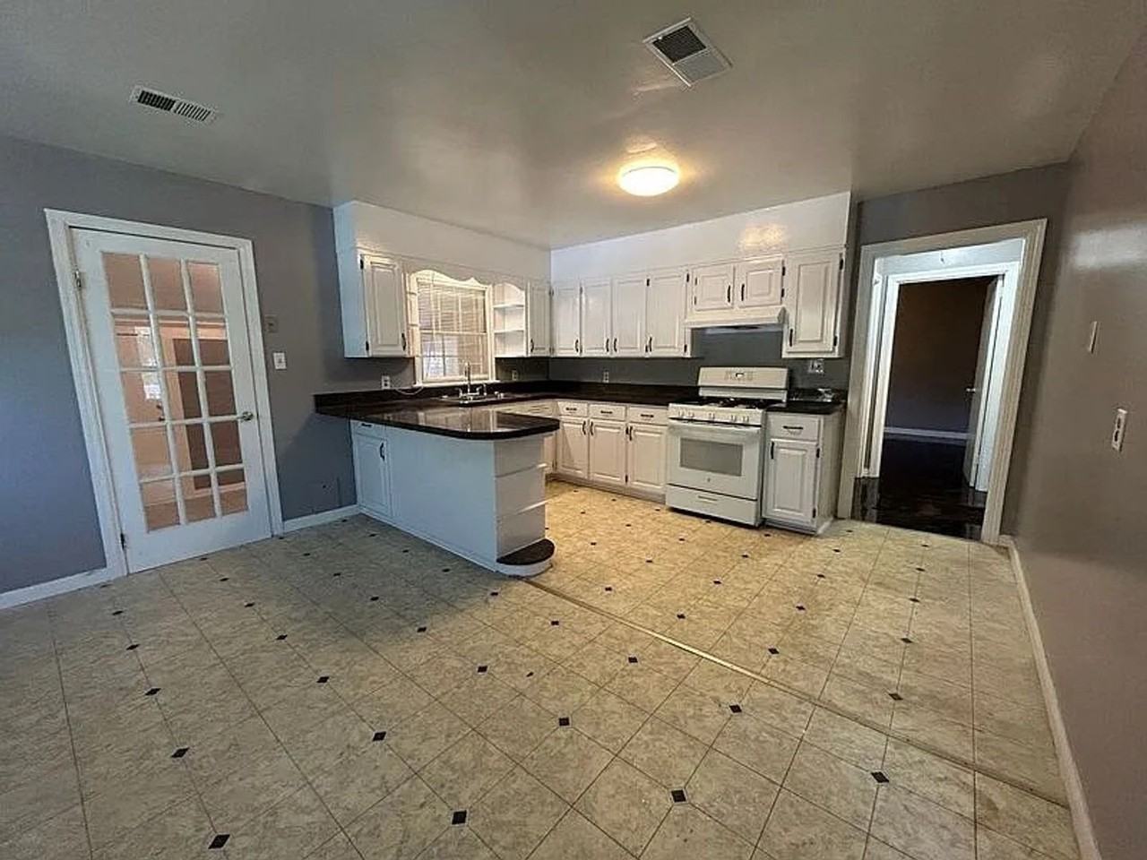 923 Vanderbilt St - Photo 5 of 26