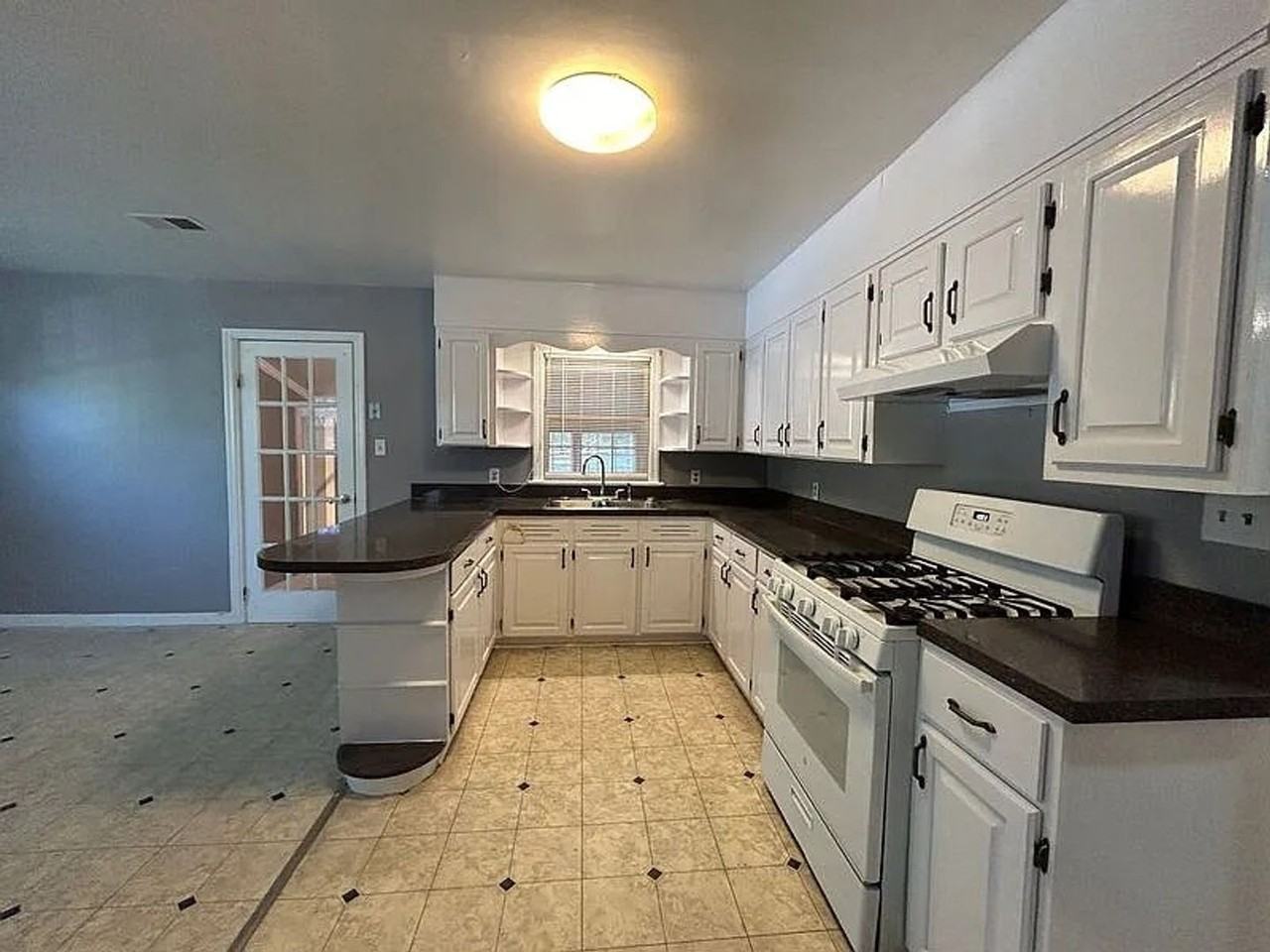 923 Vanderbilt St - Photo 6 of 26