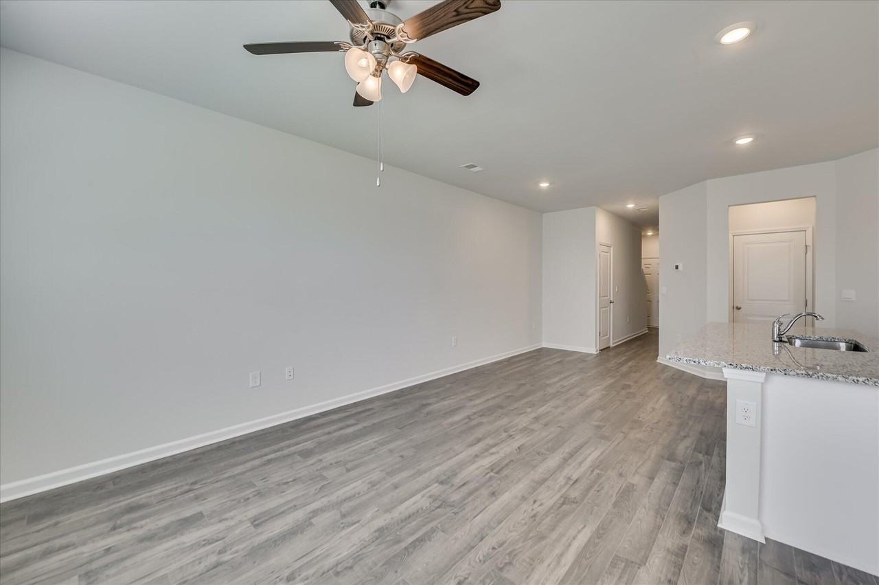 811 Grovebury Ct - Photo 4 of 25