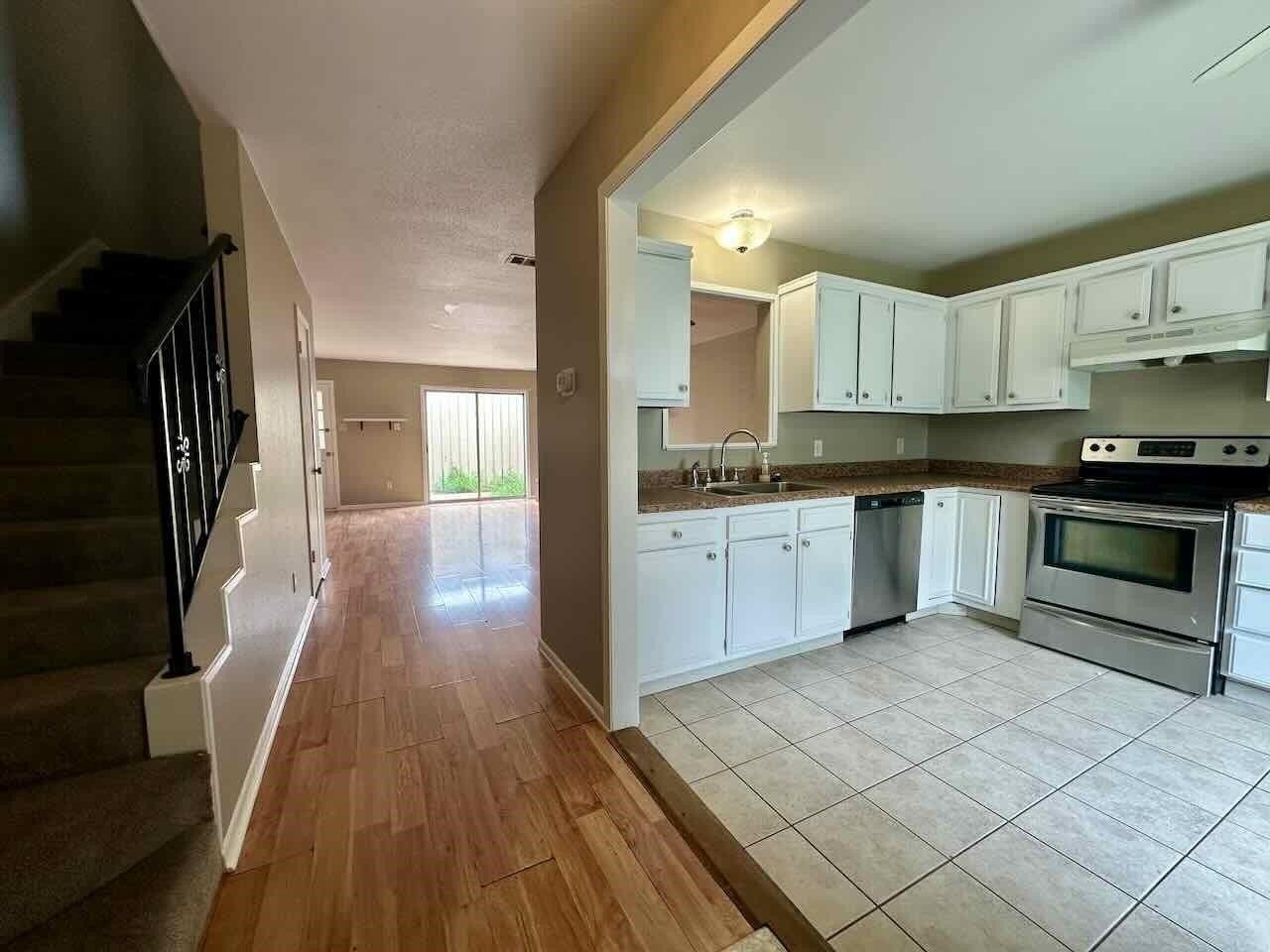 541 Longmeadow St - Photo 3 of 26