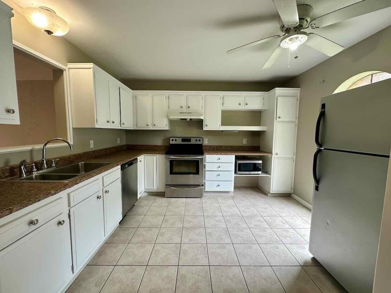 541 Longmeadow St - Photo 4 of 26