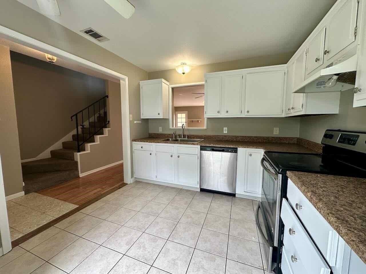 541 Longmeadow St - Photo 5 of 26