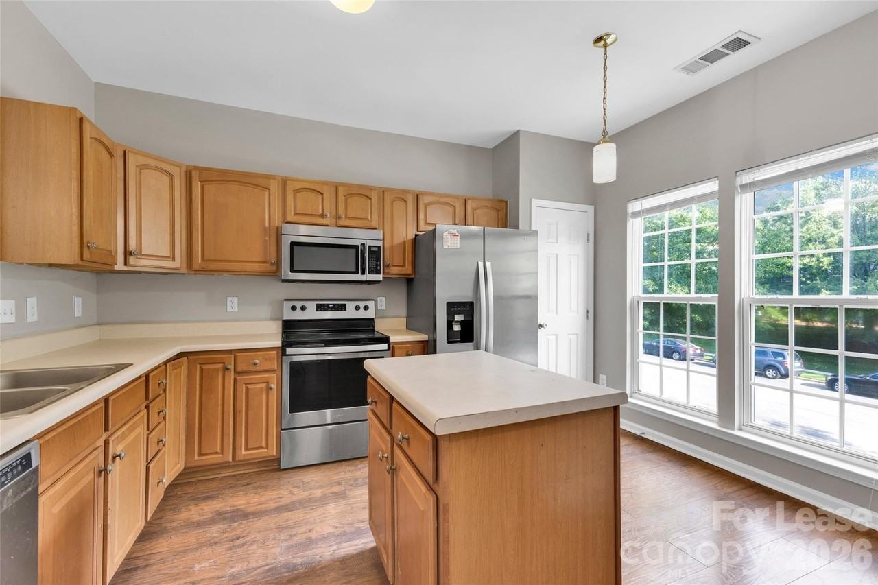 940 Tiger Ln - Photo 3 of 26
