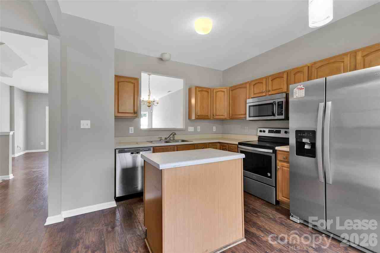 940 Tiger Ln - Photo 4 of 26