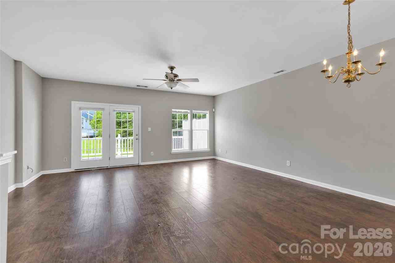 940 Tiger Ln - Photo 6 of 26