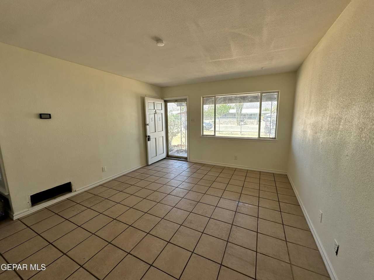 10336 Windsor Dr - Photo 2 of 16