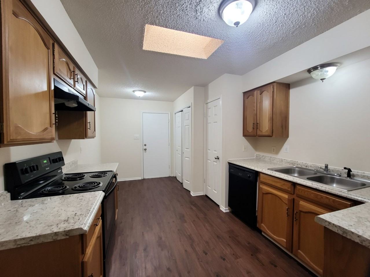 1714 Magnolia Ln - Photo 3 of 6