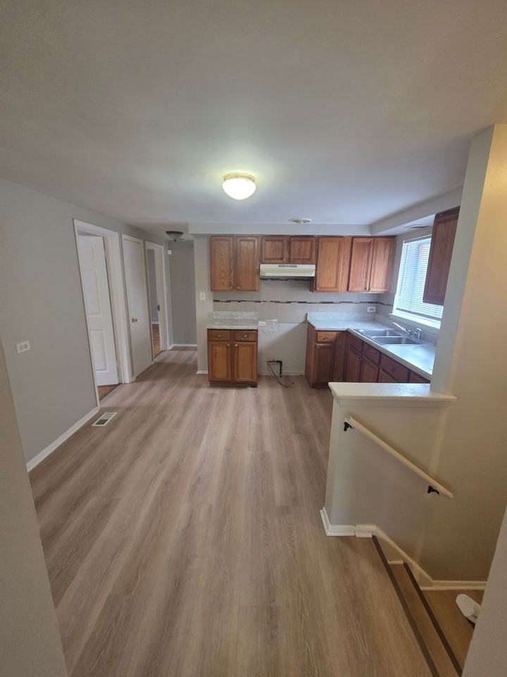 10306 S Corliss Ave - Photo 7 of 31