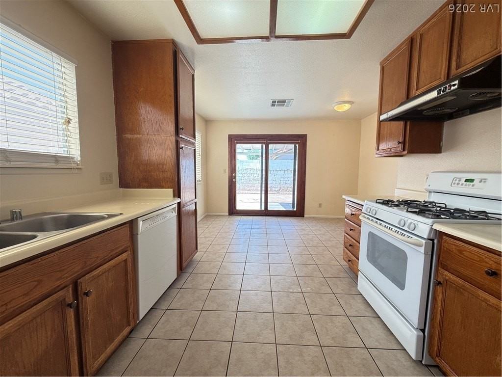 7756 Cobden Ct - Photo 6 of 25