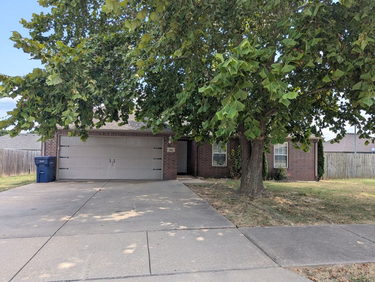802 Ash Ct - Photo 2 of 14