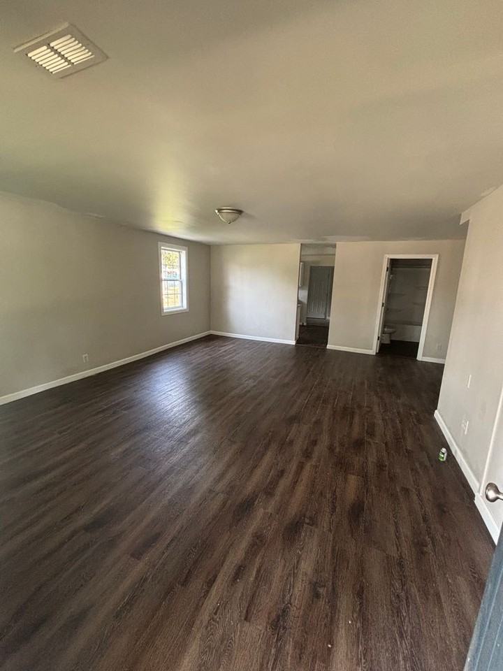 645 W Webster St - Photo 2 of 15