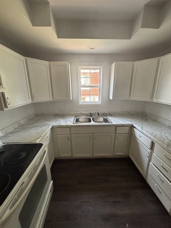 645 W Webster St - Photo 3 of 15