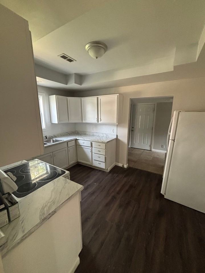 645 W Webster St - Photo 4 of 15