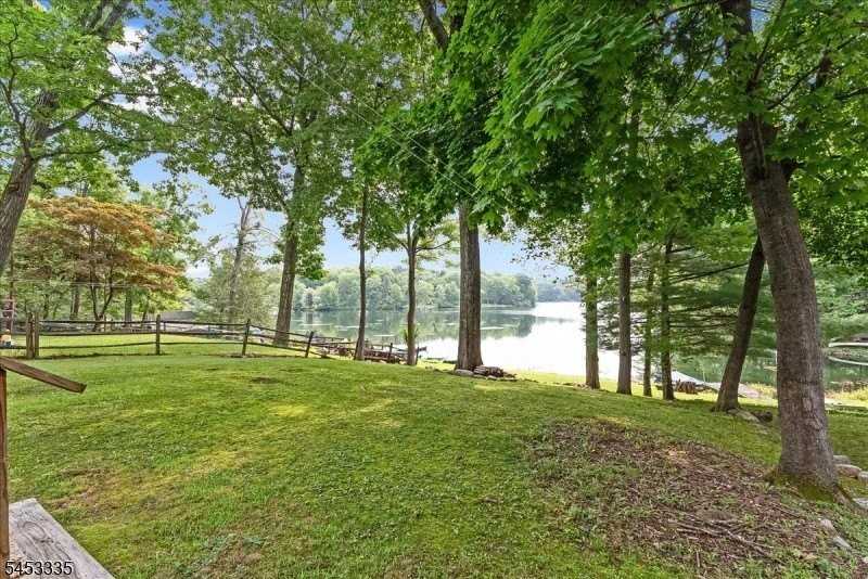 101 W Shore Dr - Photo 2 of 20