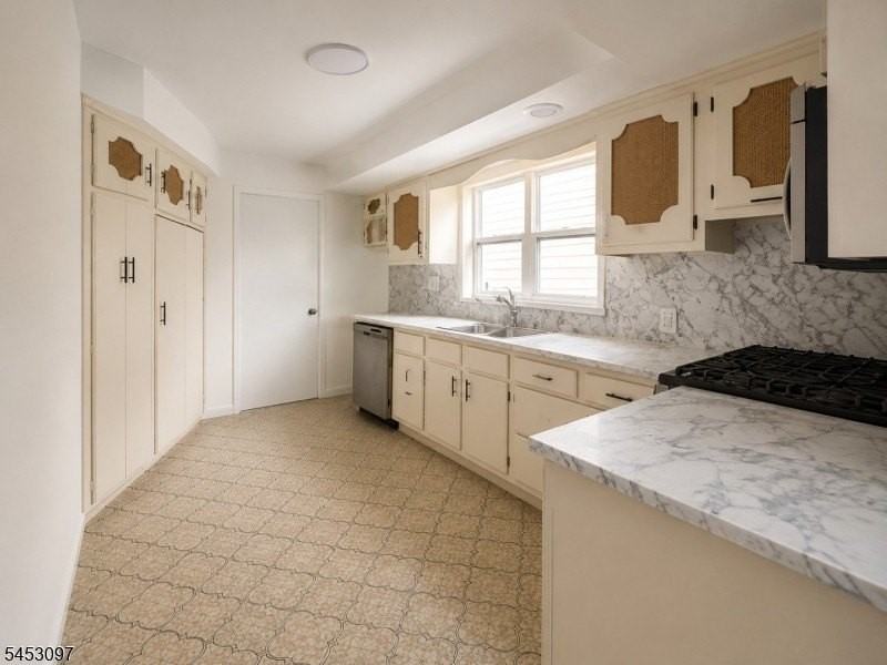 271 Travers Pl - Photo 7 of 13