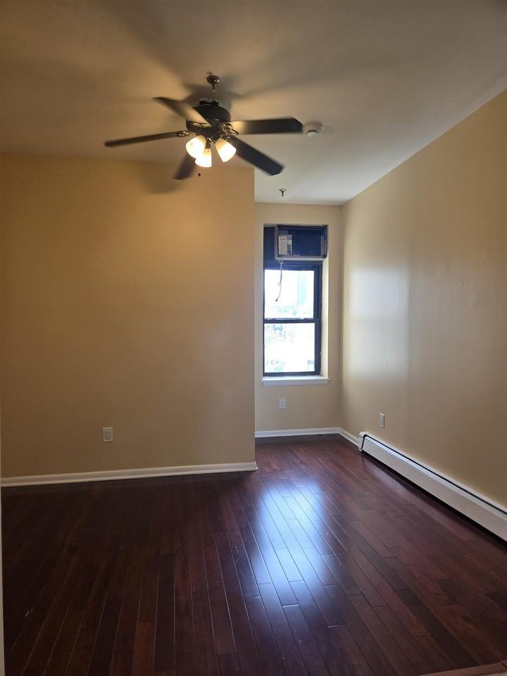 809 Park Ave #5R10 - Photo 3 of 9