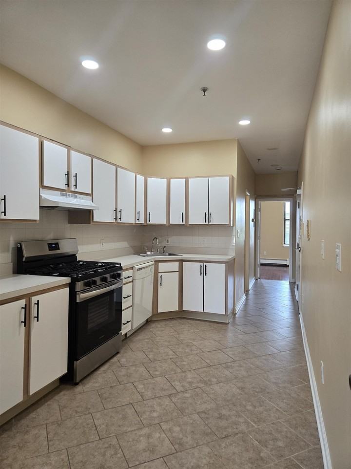 809 Park Ave #5R10 - Photo 4 of 9